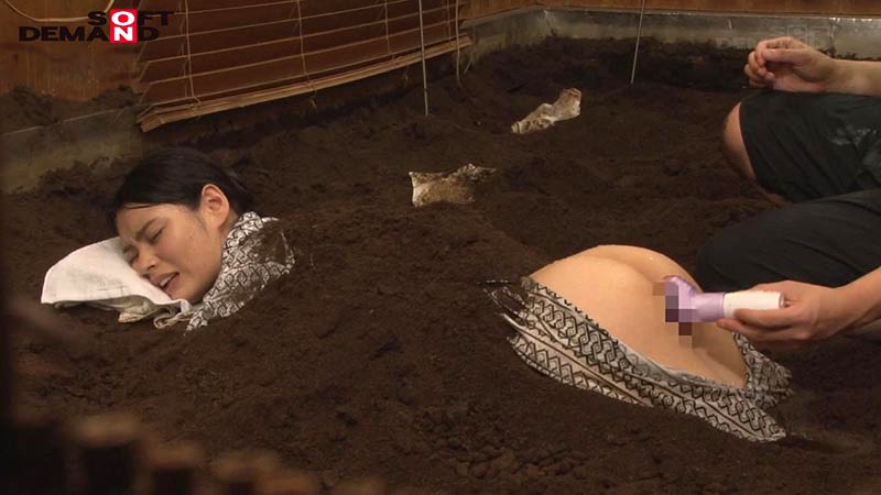 「スレンダーOLが電マ拘束で潮吹き絶頂!砂風呂エステで感度10倍の快感体験」のサンプル画像7枚目