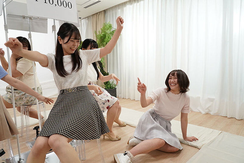 「【素人女子大生】パンチラ美女5人が即ハメゲームに挑戦！親友の前で初中出しされる衝撃映像」のサンプル画像4枚目