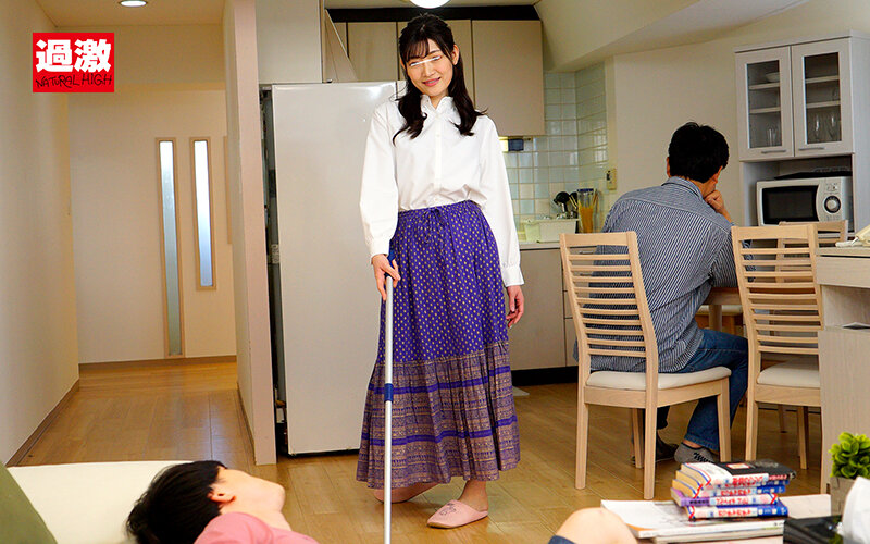 「【長身叔母】エロガキにスカート内クンニされ夫の前で失禁イキ！NTR寝取られ色白美人叔母さんの禁断お漏らし」のサンプル画像2枚目