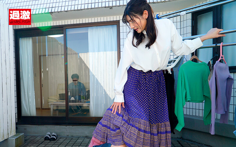 「【長身叔母】エロガキにスカート内クンニされ夫の前で失禁イキ！NTR寝取られ色白美人叔母さんの禁断お漏らし」のサンプル画像6枚目