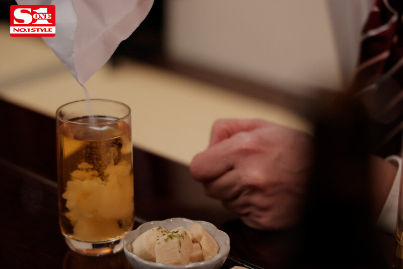 「安達夕莉のGカップ巨乳パイズリで絶頂アクメ連発！NTR濃厚キス性交で何度もイカされる新入社員」のサンプル画像2枚目