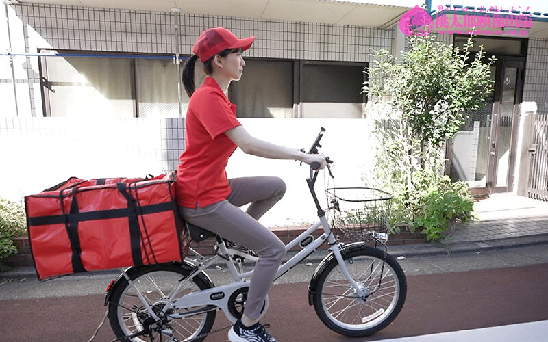 「巨乳人妻・鈴木真夕のパイズリ＆騎乗位が凄い！完熟ボディの出張デリバリー体験」のサンプル画像13枚目