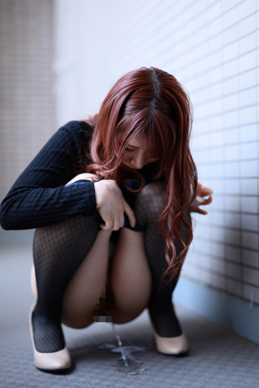 「美泉咲・辻井ほのか他出演！人妻熟女36人の野外放尿・お漏らし我慢限界作品」のサンプル画像8枚目