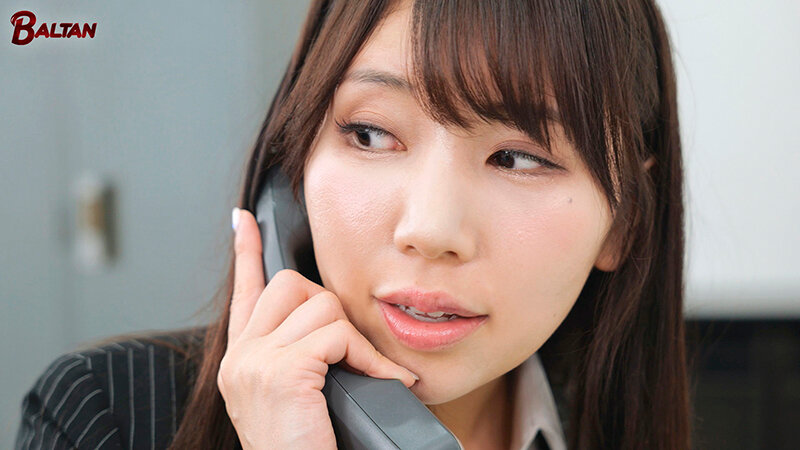 「美丘さとみが痴女OLに！ビジネススーツの女上司が中出しで部下を支配する淫靡なオフィスプレイ」のサムネイル